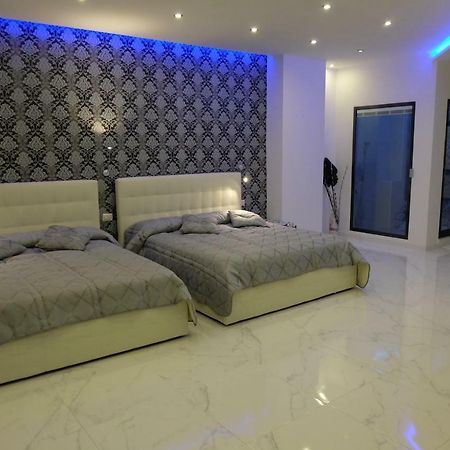 White Room Idromassaggio Su Richiesta Неаполь Экстерьер фото