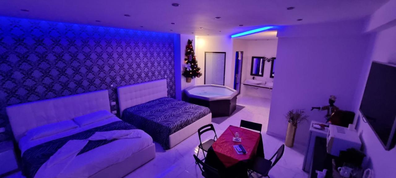 White Room Idromassaggio Su Richiesta Неаполь Экстерьер фото