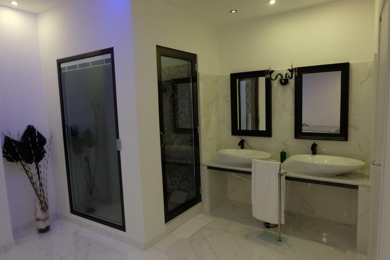 White Room Idromassaggio Su Richiesta Неаполь Экстерьер фото