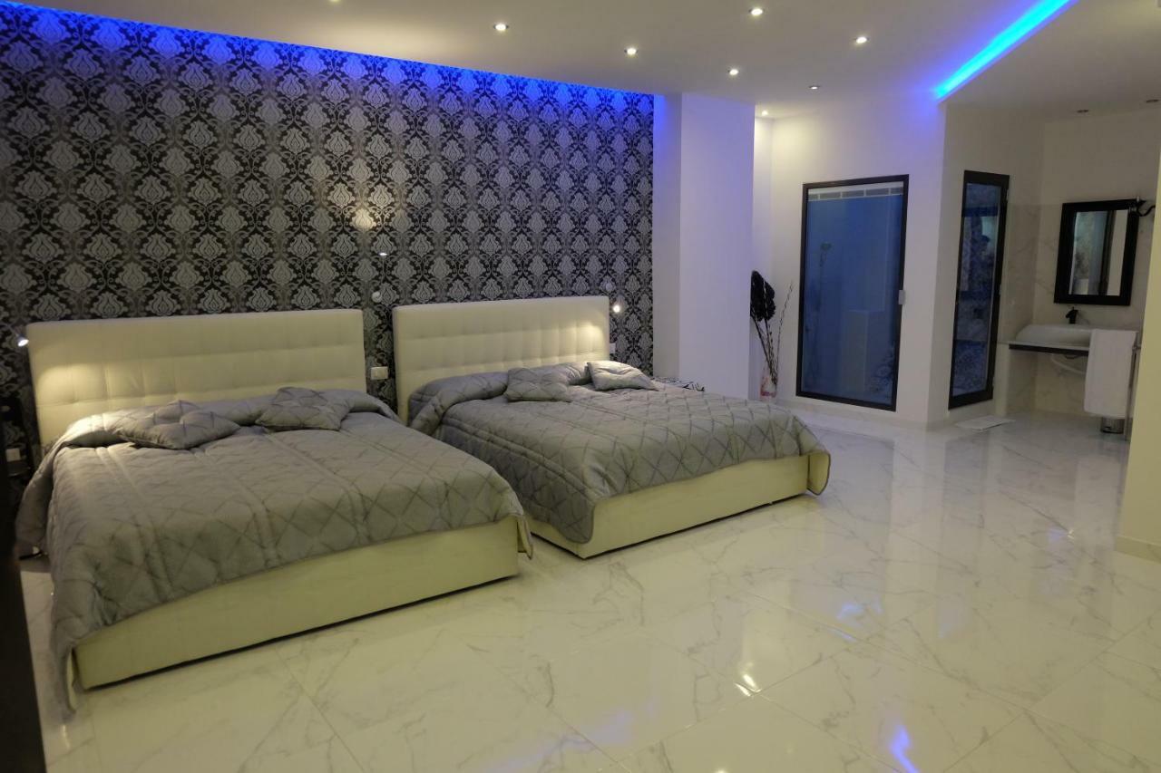 White Room Idromassaggio Su Richiesta Неаполь Экстерьер фото